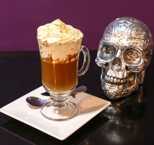 Skull James (espresso, chocolate meio amargo, creme de leite, whiskey e chantili).